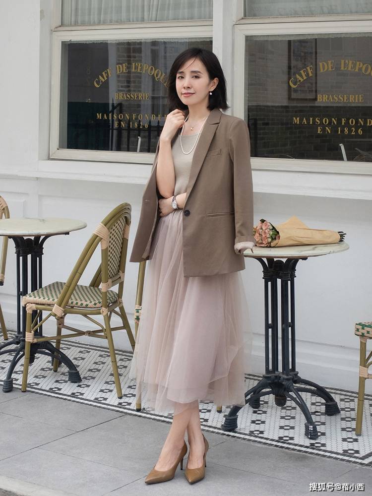 职场 奔三奔四的女人，秋天多穿西装外套，搭配连衣裙、半身裙都很高级