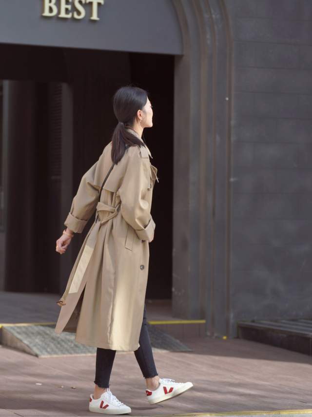 显得 秋季,奔四奔四的女人怎么穿风衣?搭配衬衫和牛仔裤,减龄又洋气