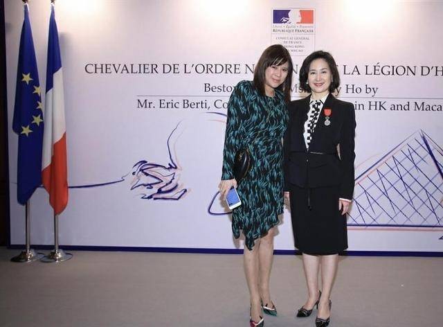 颜色 何超琼美在骨子里！穿紫色裙装优雅高级，哪有半点中年妇女气质？