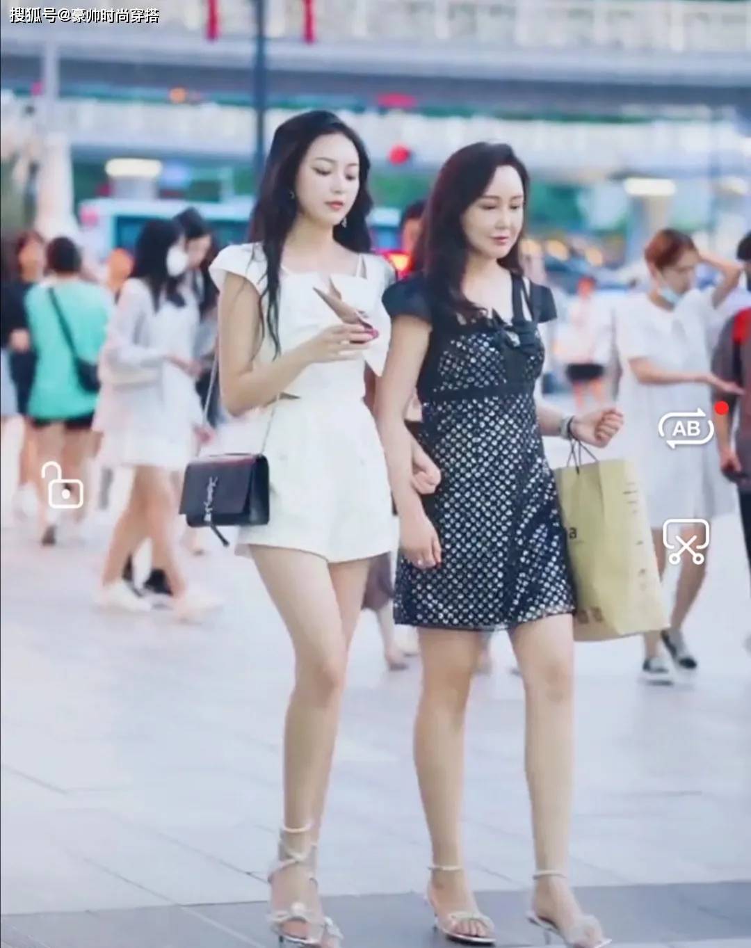 母女 一对颜值很高的母女火了，两人长的很像，身材都很好，妈妈看起来很年轻_女儿