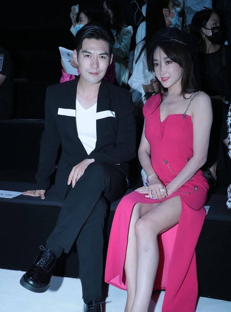 好身材 杜若溪和老公同框显得挺娇气,露肩露腿显身姿,气质挺耐看的