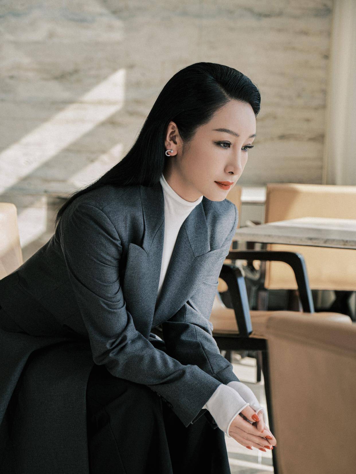 服装 跟着秦海璐学穿大衣,简约搭配高级又时髦,原来会打扮的人也很美