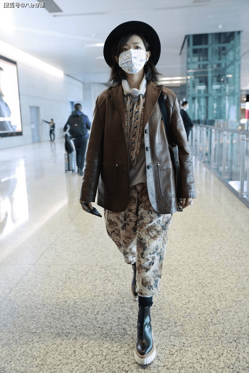 蓝色 万茜罕见留长发，配蓝裙淑女范十足，又飒又美真是太有魅力