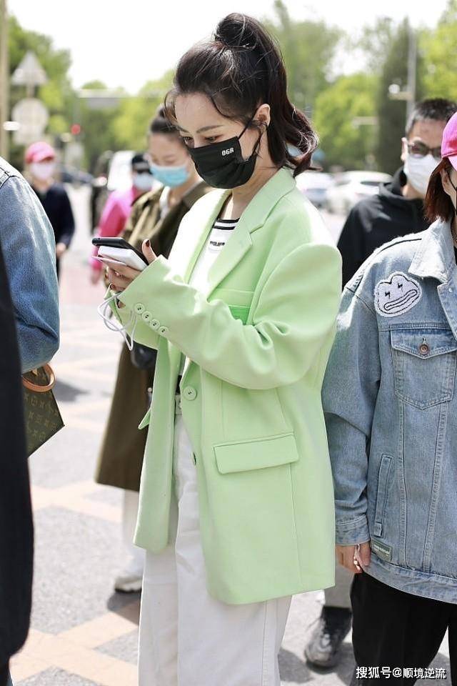 视觉 薇娅的美妆技巧一流，浅绿色西装外套又美又飒，气势不输女明星