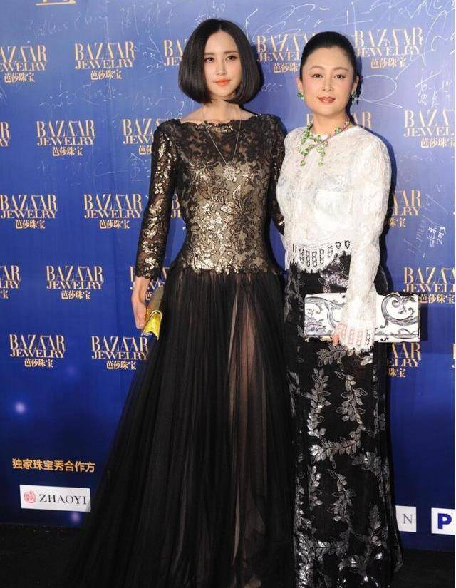 设计 陈红穿蕾丝配印花亮片裙，高贵华丽设计感满满，绿水晶首饰真抢眼