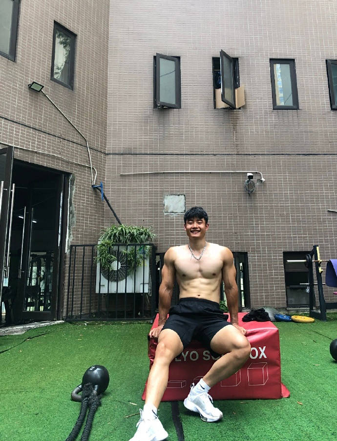 四川師范大學肌肉學霸，24歲健壯大長腿，這霸氣麒麟臂胸肌也太可了！ 健身減肥達人 第9张