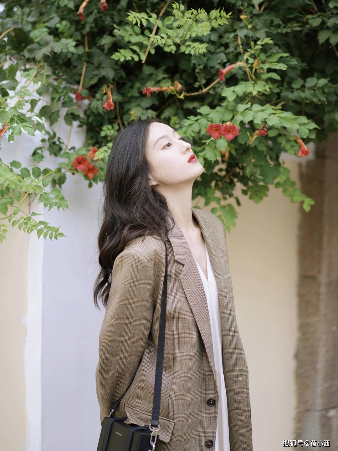 职场 奔三奔四的女人，秋天多穿西装外套，搭配连衣裙、半身裙都很高级