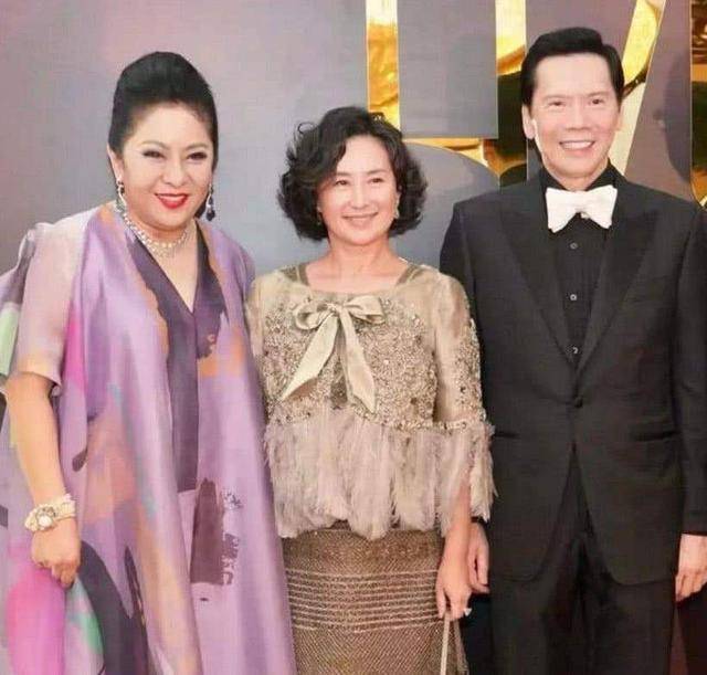 配饰 当向太与何超琼同框,终于明白微胖女人为什么爱穿花衣服,太贵气