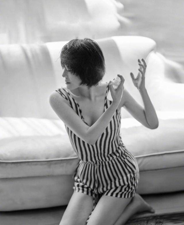 品牌 52岁许晴出席活动，穿紧身裙大秀好身材，网友：这身材像25岁