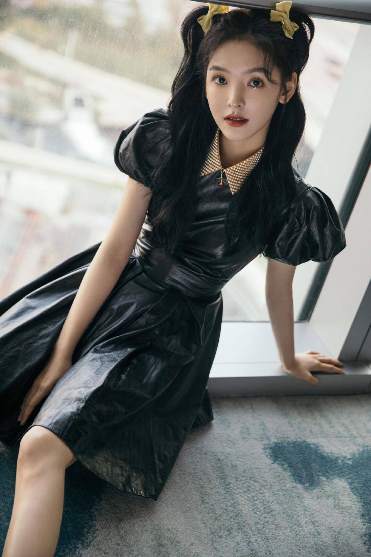 马尾 章若楠才是少女风代表，穿黑色泡泡袖皮裙出镜，扎双马尾又甜又欲