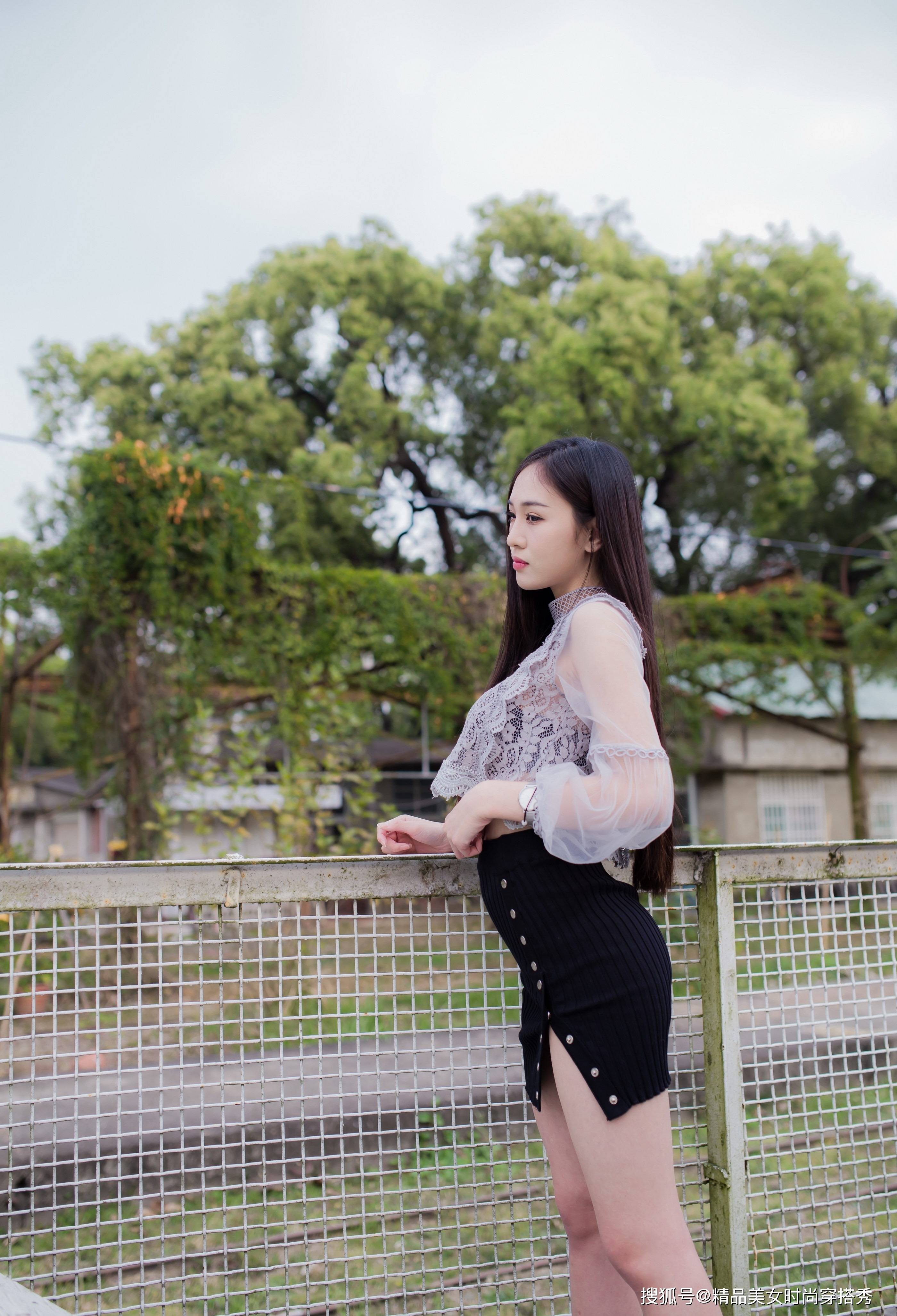 黑色 街拍：浅灰色的钩花蕾丝上衣，彰显着低调的华丽感