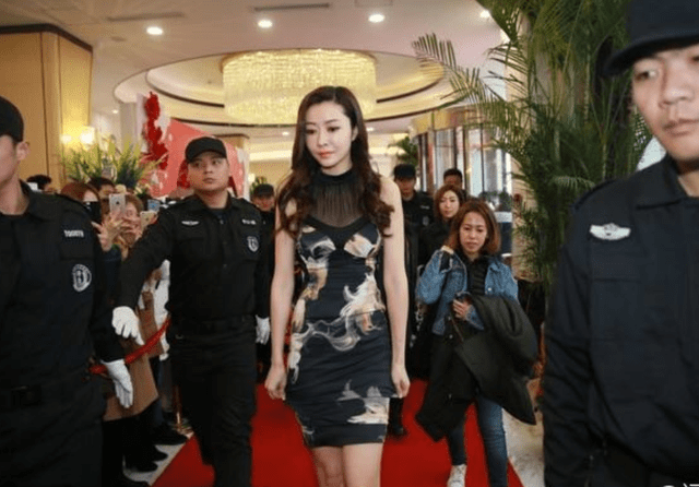 黑色 熊黛林真不愧是气质女神!身穿黑色无袖连衣裙优雅大气,身姿婀娜