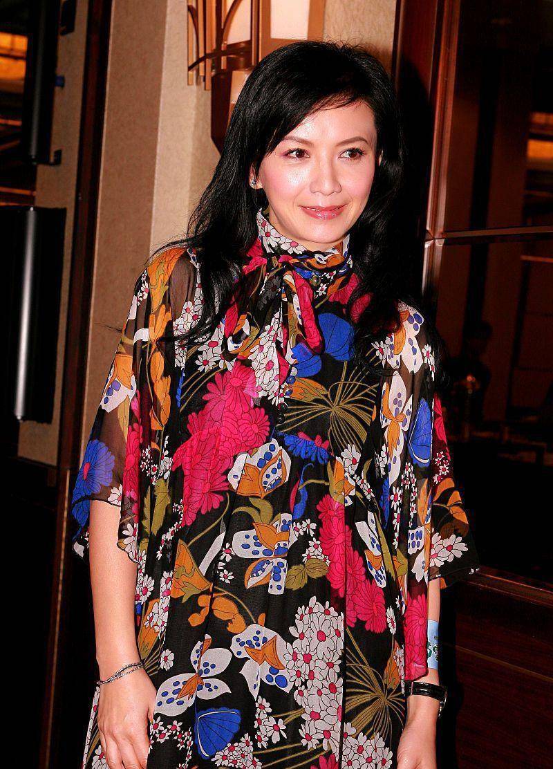 短裙 曾华倩也太懂保养了，穿得花里胡哨也不老气，难怪能成梁朝伟初恋