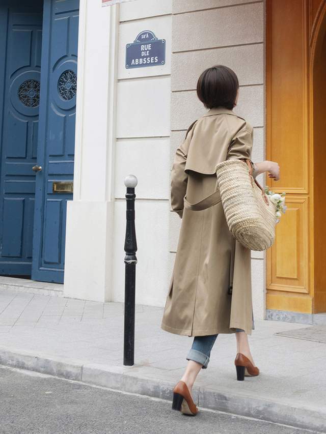 显得 秋季,奔四奔四的女人怎么穿风衣?搭配衬衫和牛仔裤,减龄又洋气