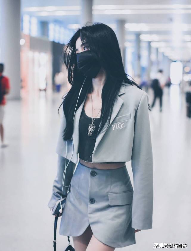 鞠婧祎 鞠婧祎私服从未翻车！马甲叠穿衬衫，显高又气质，值得借鉴