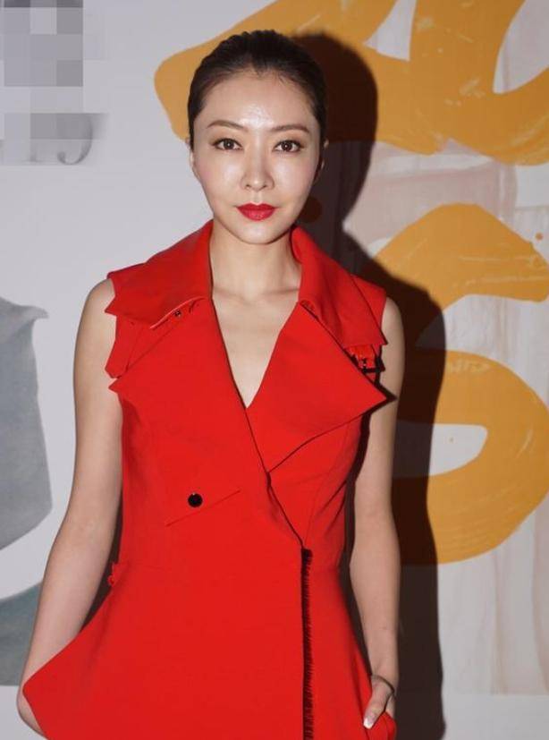 黑色 熊黛林真不愧是气质女神!身穿黑色无袖连衣裙优雅大气,身姿婀娜