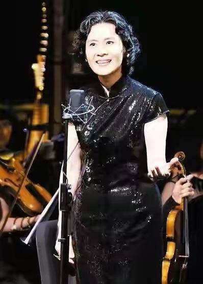 线条美 63岁肖雄胖一点更迷人，连衣裙勾勒出曲线美，不愧是国家一级演员