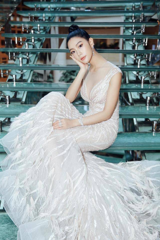 亚洲 克拉拉不愧是“亚洲第一美”，白色修身连衣裙精致高级，气场全开