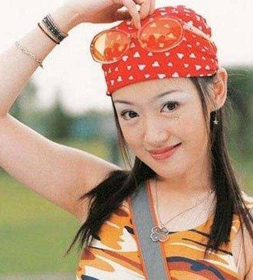 完美演绎明艳色系叠加的高境界？李小龙死亡真相