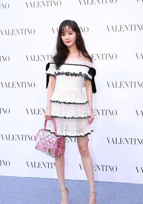 渔网 杨幂不愧是时尚界女王，穿渔网裙加上亮片，“风尘装”穿出优雅味