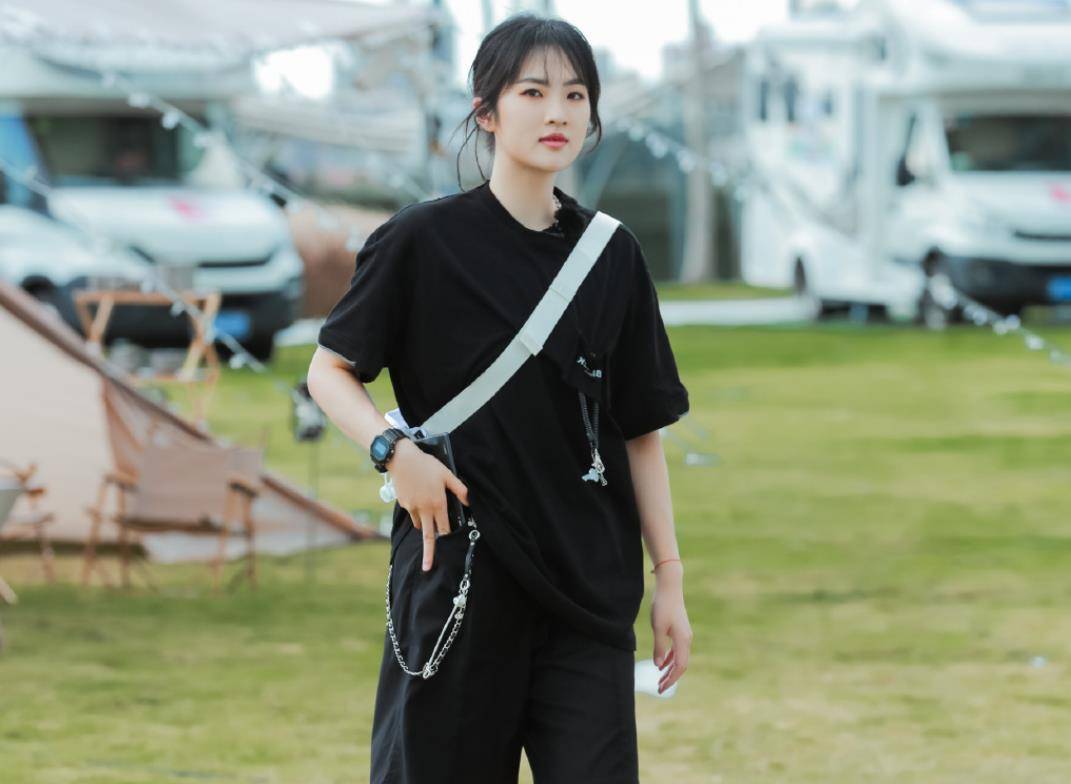 节目组|社死现场！自称是姚安娜闺蜜，姚安娜却挑明称两人只是舍友和邻居