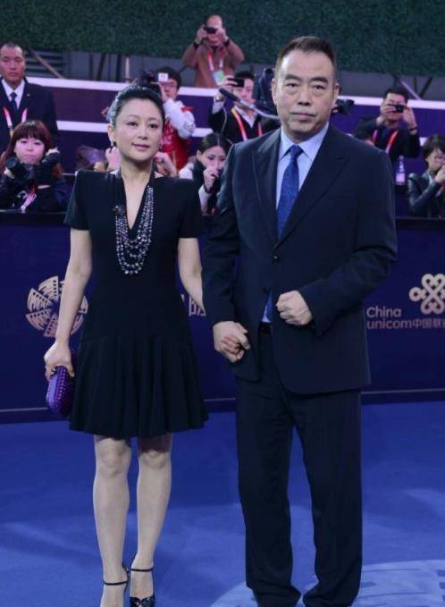 设计 陈红穿蕾丝配印花亮片裙，高贵华丽设计感满满，绿水晶首饰真抢眼