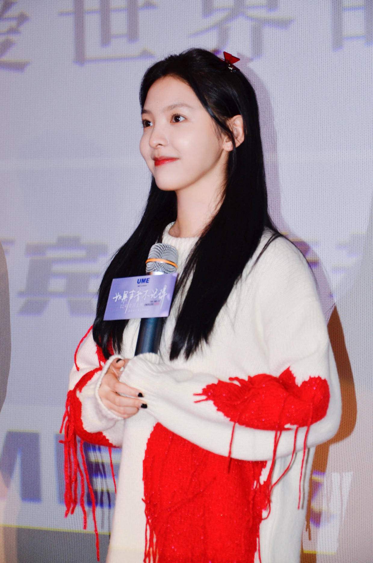 马尾 章若楠才是少女风代表，穿黑色泡泡袖皮裙出镜，扎双马尾又甜又欲
