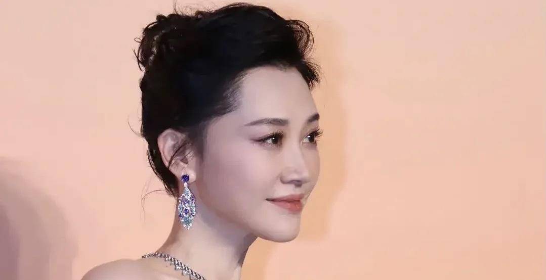 什么52岁的许晴美上热搜！靠的是什么？