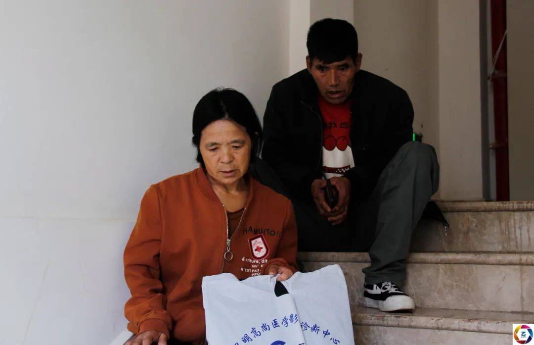 病痛|少年被病痛折磨17年，残疾妈妈将他背出大山，想让他做个普通人