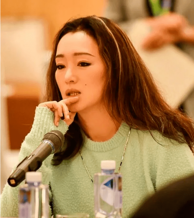 青春 巩俐回国后美炸了！穿毛衣配牛仔裤亮相，青春洋溢太少女！