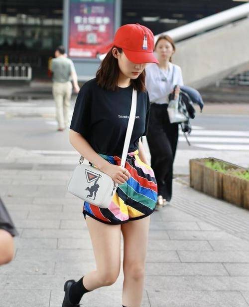 短裙 李沁长相不差身材也好,穿“二分裤”秀比例,配双长袜也不显腿短