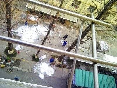 网友|小剧组为了省钱有多拼？用枸杞当血包，把树林喷白充当雪景