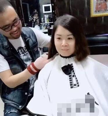 发型大妈去理发店剪头发，解开围裙的那一刻，网友：你是真的皮啊