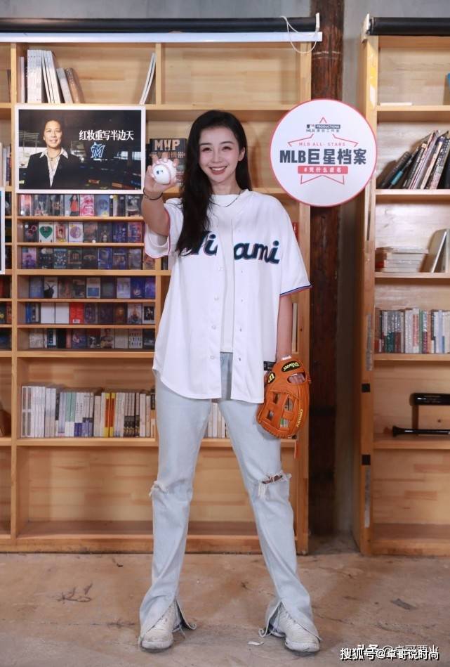 张曼源 亚洲最美篮球主播张曼源以“身”作则，将普通t恤穿出了个性