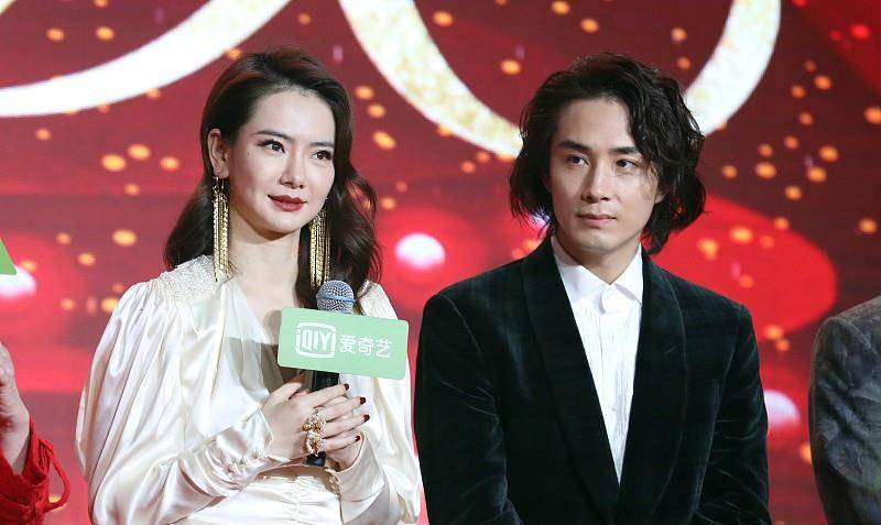 老公 戚薇真的很懂时尚，给老公安排情侣装，不同款但很暧昧