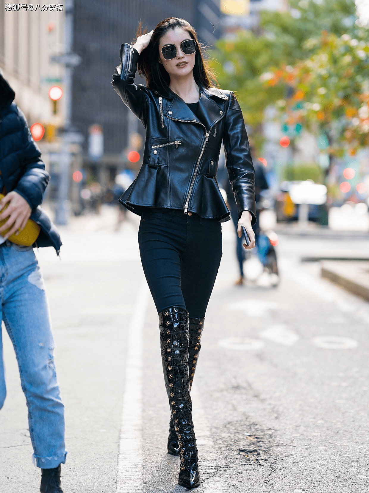 身材 何穗衣品开挂了，印花毛衣搭“奶油裤”，身材又高又瘦真是惹人羡