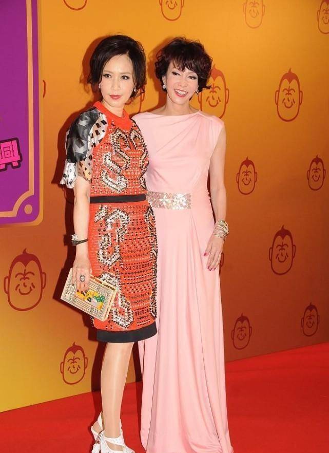 设计 郑裕玲都64岁了，可穿衣仍然按照小姑娘标准来，粉色花裙挺招摇