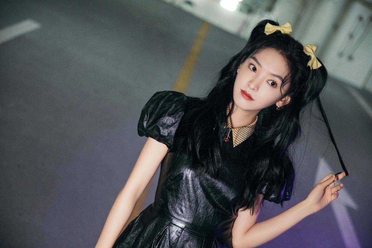马尾 章若楠才是少女风代表，穿黑色泡泡袖皮裙出镜，扎双马尾又甜又欲