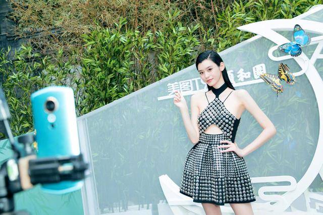 黑色 奚梦瑶真“放得开”,穿挂脖式吊带亮片黑色连衣裙,高级又优雅