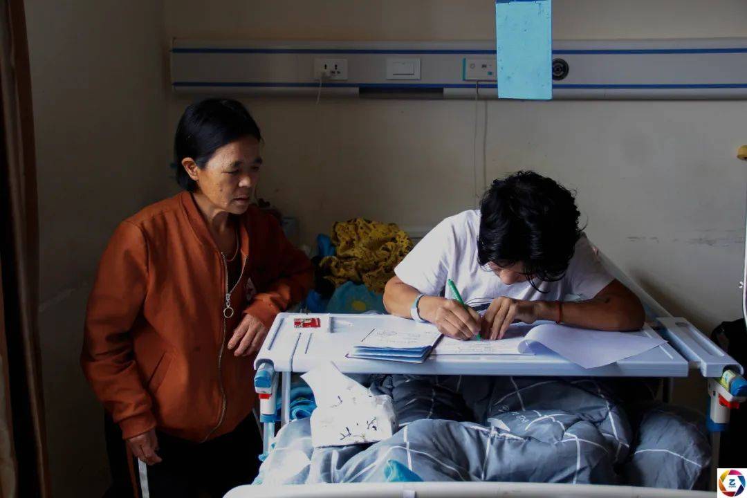 病痛|少年被病痛折磨17年，残疾妈妈将他背出大山，想让他做个普通人