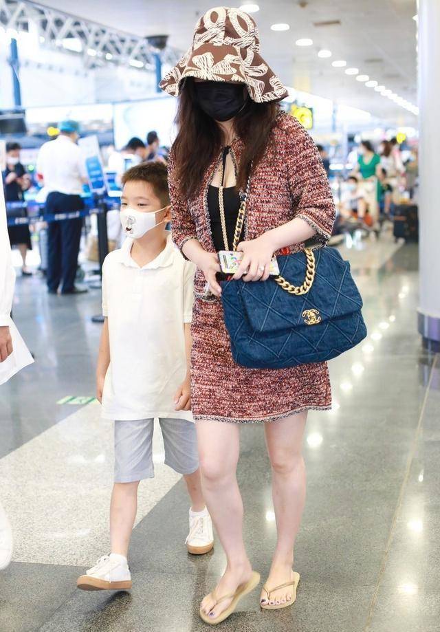 套装 霍思燕的时尚真难懂,小香风套装贵妇范十足,脚踩人字拖真接地气