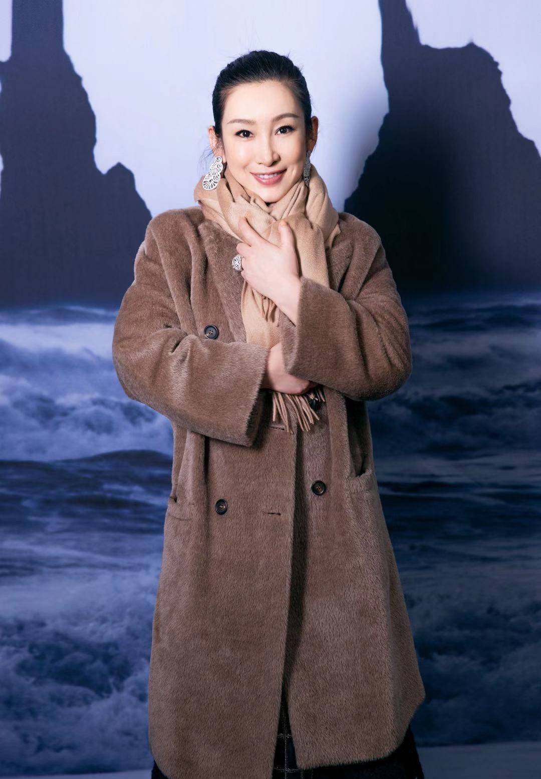 原创43岁秦海璐穿搭好显气质,卡其色大衣温柔优雅,红唇黑发太有气场