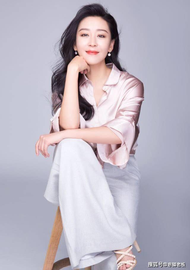 色彩 苗圃年纪越大越漂亮，穿军绿色衬衫配阔腿裤，美出新高度