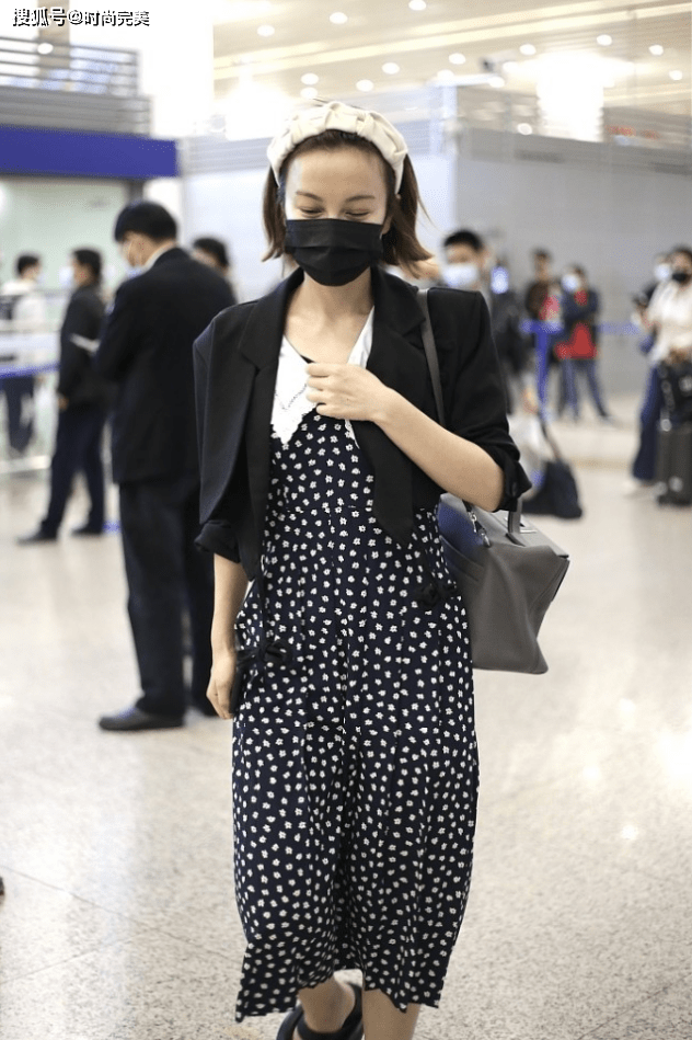 黑色 吴昕素颜就出门，发箍虽好看却暴露大脑门，小西装配碎花裙显气质