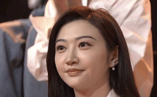 镜头一直拉得很近,景甜穿白衬衫,梳披肩长发气质端庄,拿着话筒侃侃而