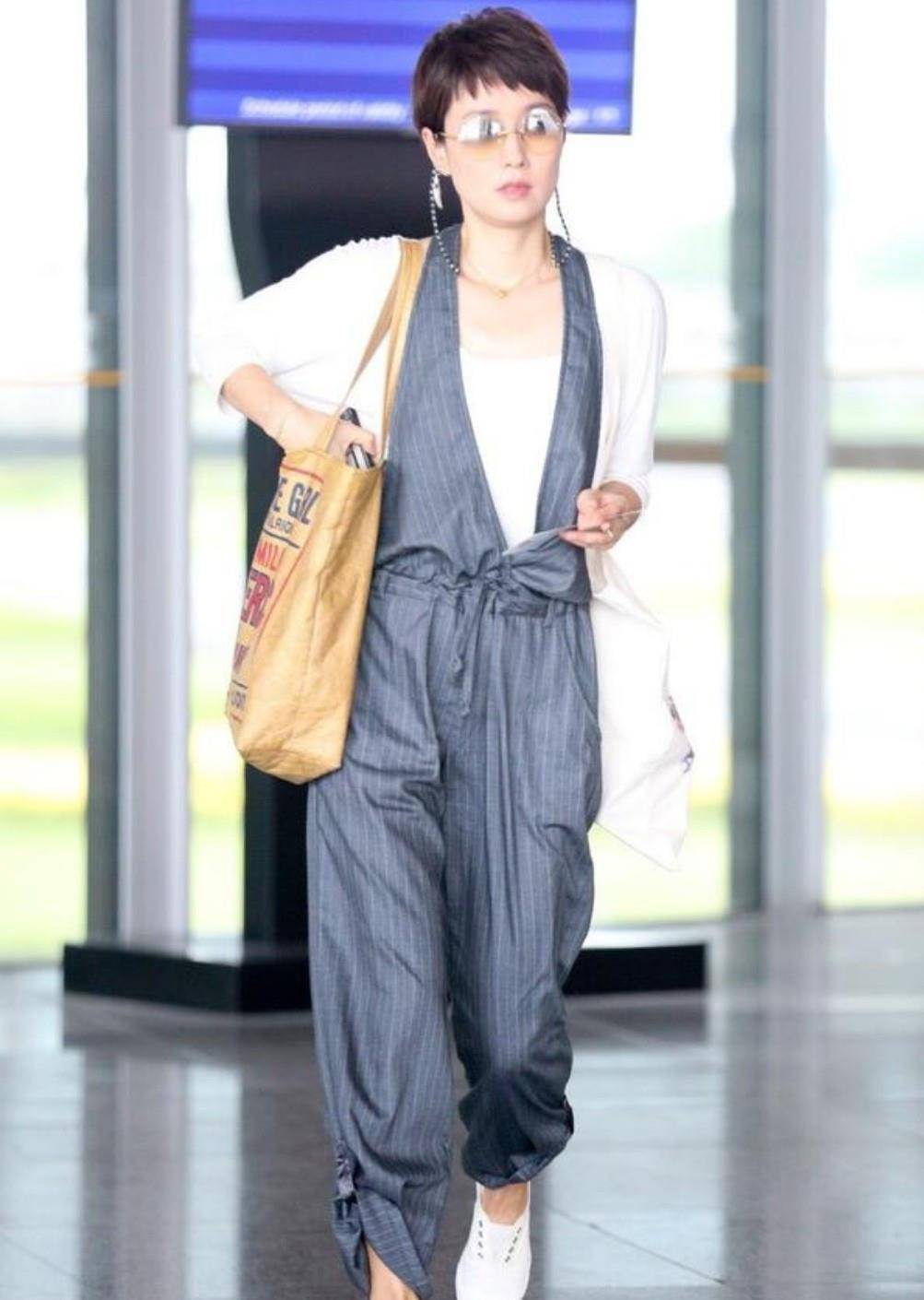 设计 马伊琍和俩女儿出门，她穿连体裤腿比女儿还要细，身材保养真不错