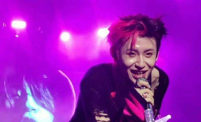 偶像|综艺也有吻戏？小鬼吴宣仪天台路透惹争议，粉丝担心自家爱豆吃亏