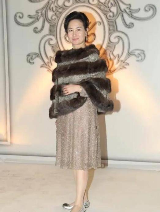 设计 何超琼年轻时也太敢穿了，百变风格美得惊艳，就连透视装也尝试过