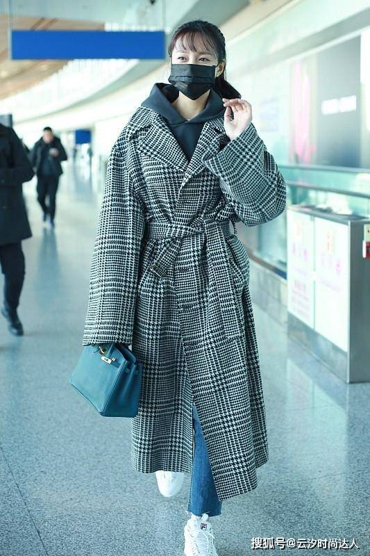 沈梦辰 沈梦辰“户外主持”穿着甜美,印花毛衣搭配贝雷帽,真不像30+