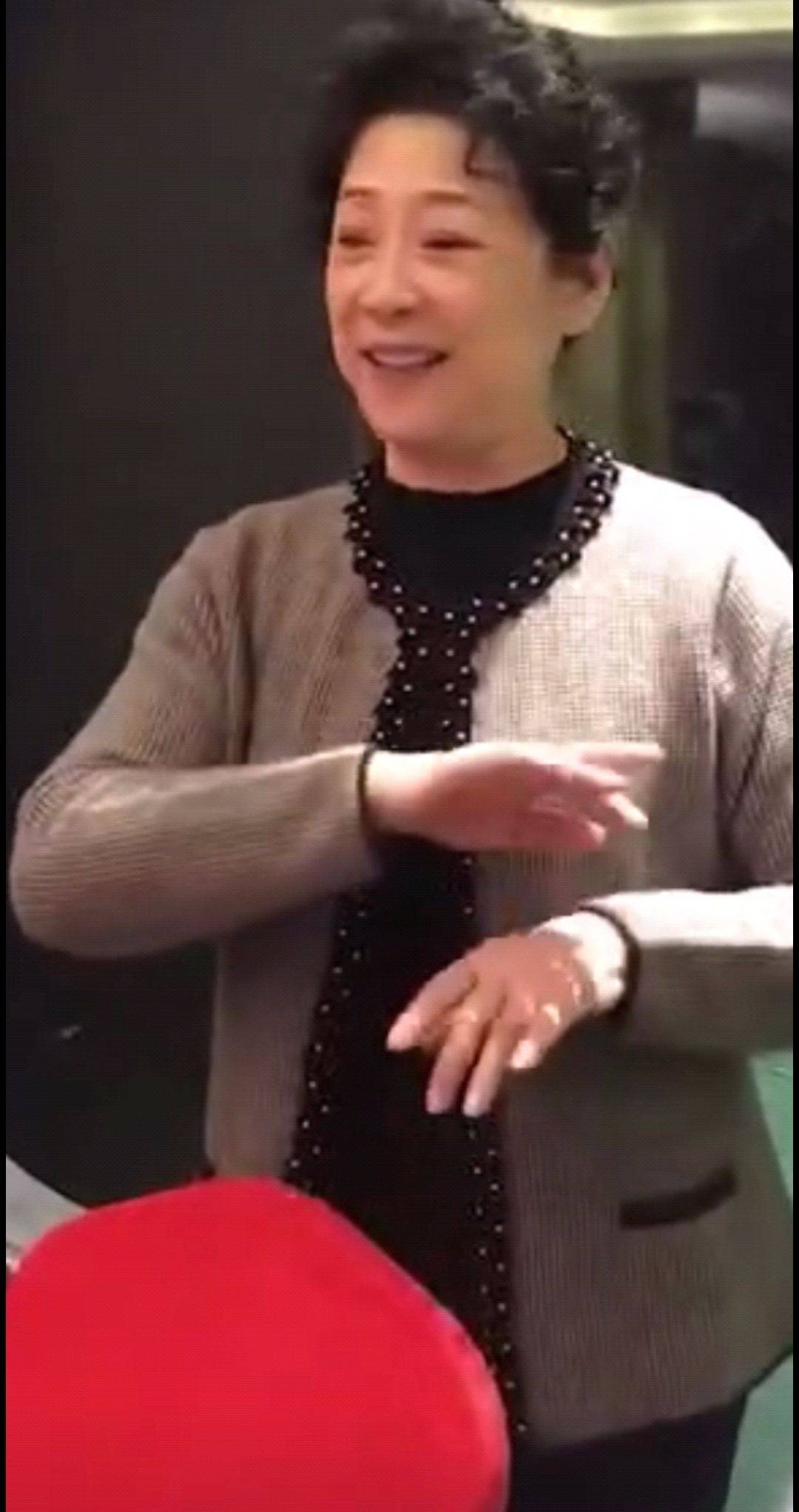 丝巾王馥荔穿羽绒服搭丝巾，老年人的打扮但气质好，74岁还这么漂亮！